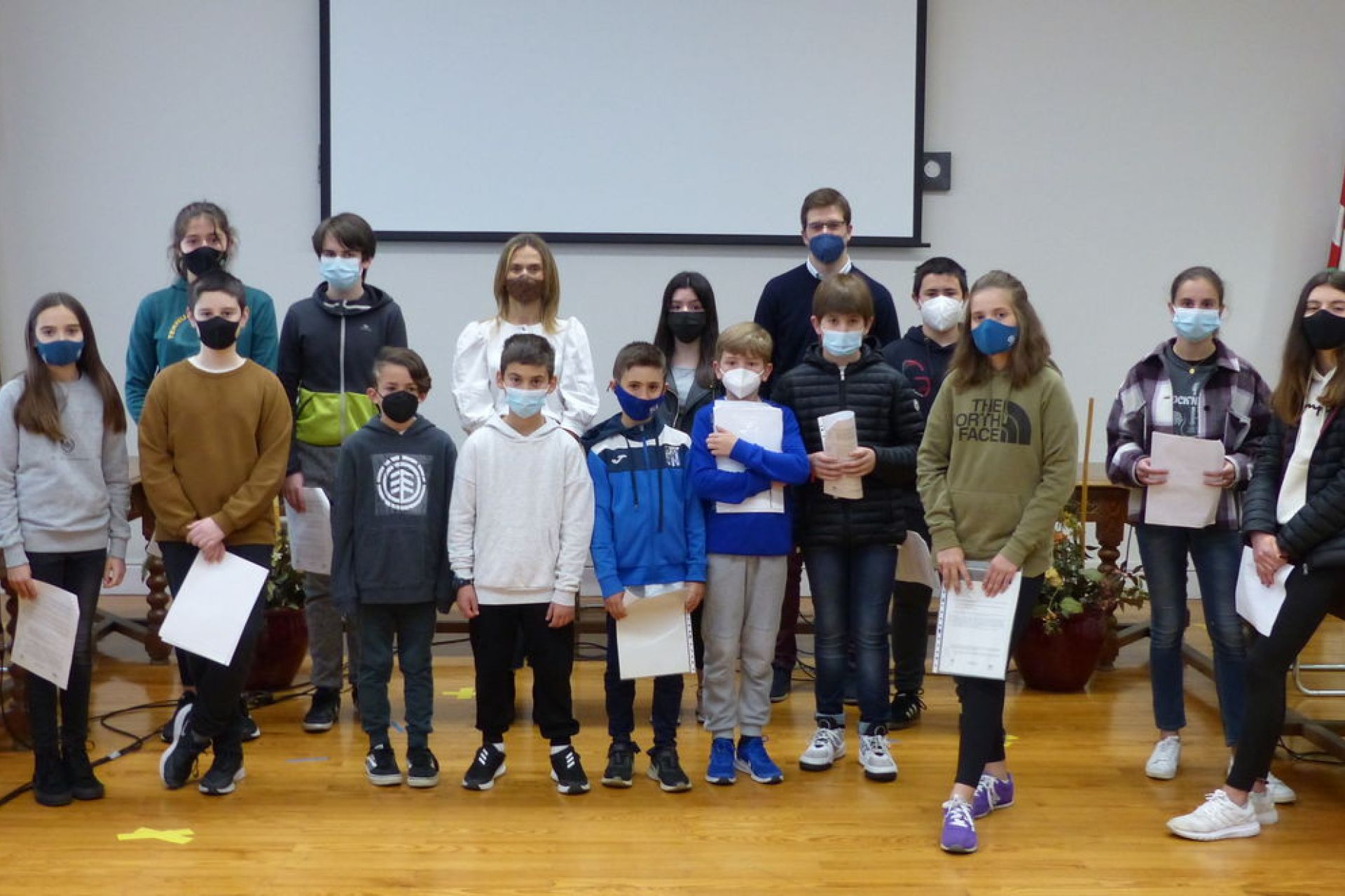 Encuentro entre alumnado y autoridades sobre la protección del entorno natural del municipio