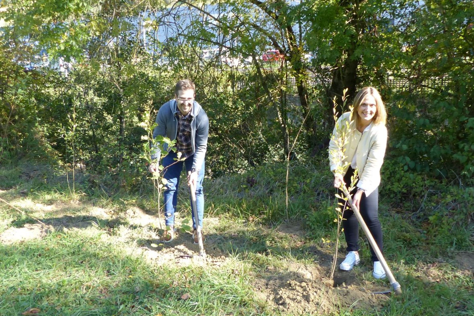 El Ayuntamiento inicia la plantación para recuperar el bosque de ribera de las regatas de Beasain