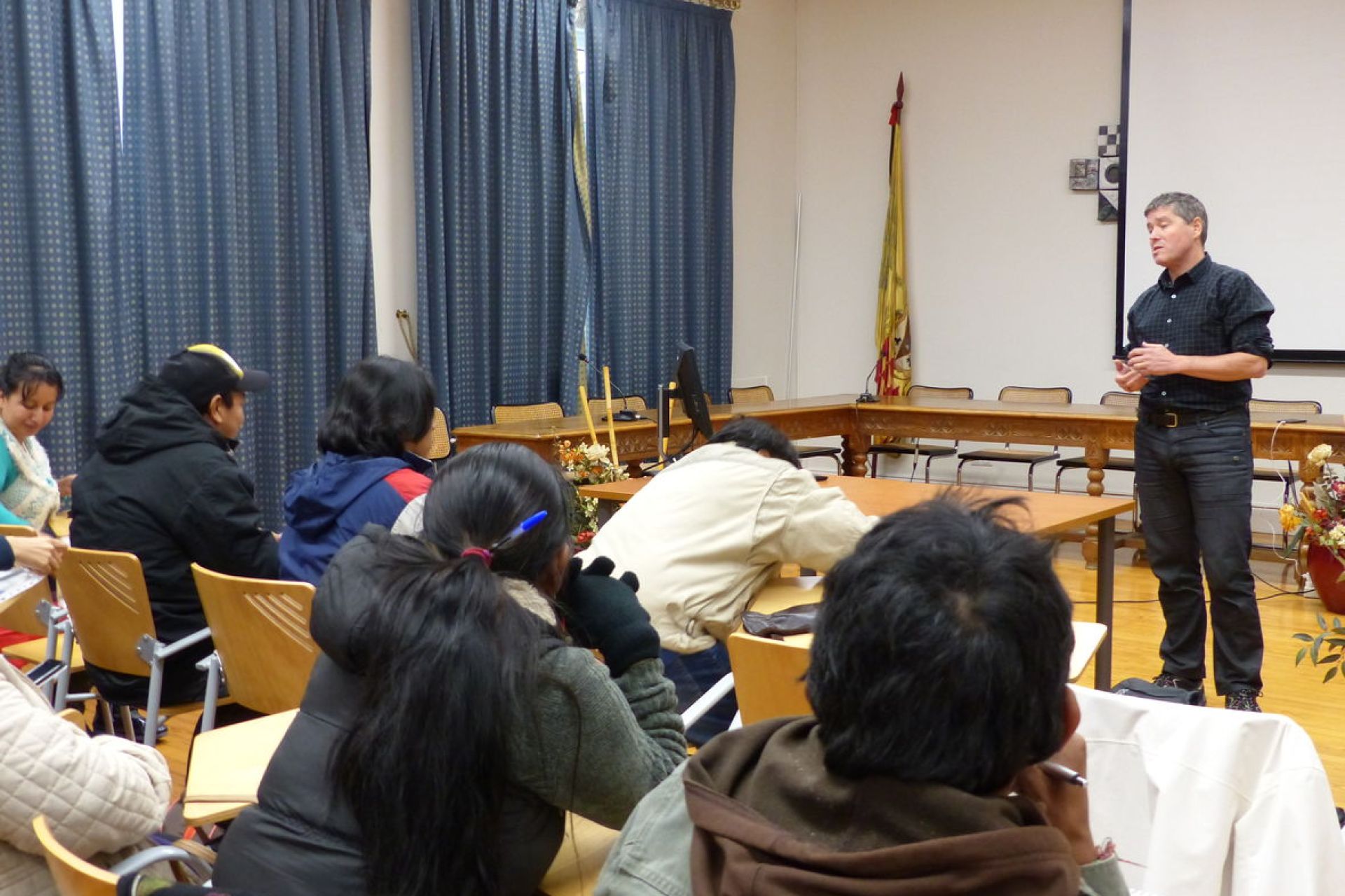 Mesa redonda sobre como revitalizar las lenguas minorizadas