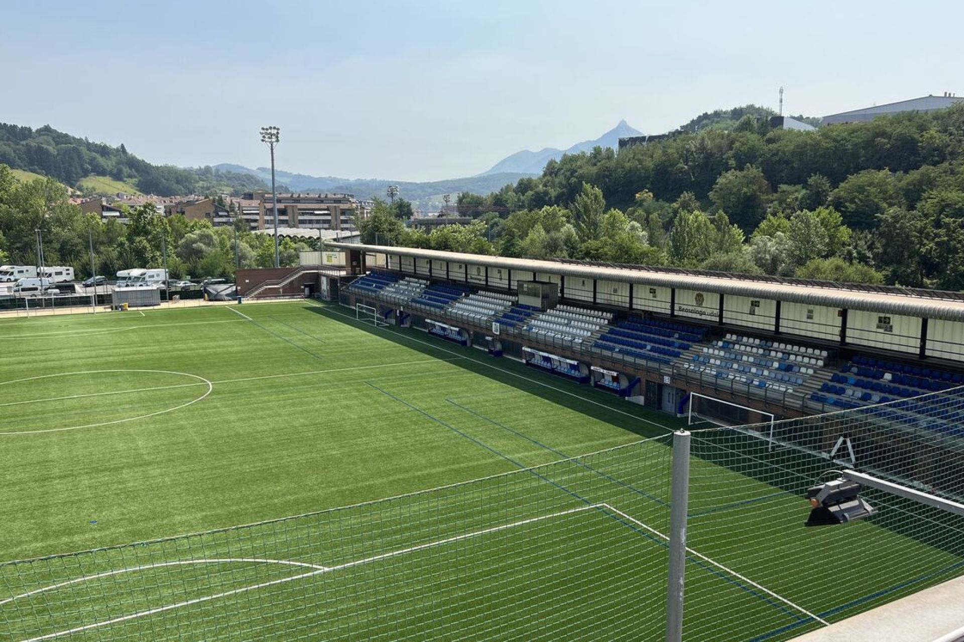 Las placas fotovoltaicas del campo de fútbol municipal Loinatz generarán energía para el autoconsumo