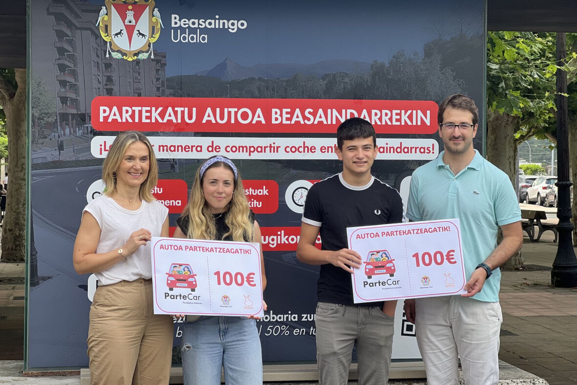 El Ayuntamiento premia a los ganadores de la campaña para fomentar el uso del coche compartido