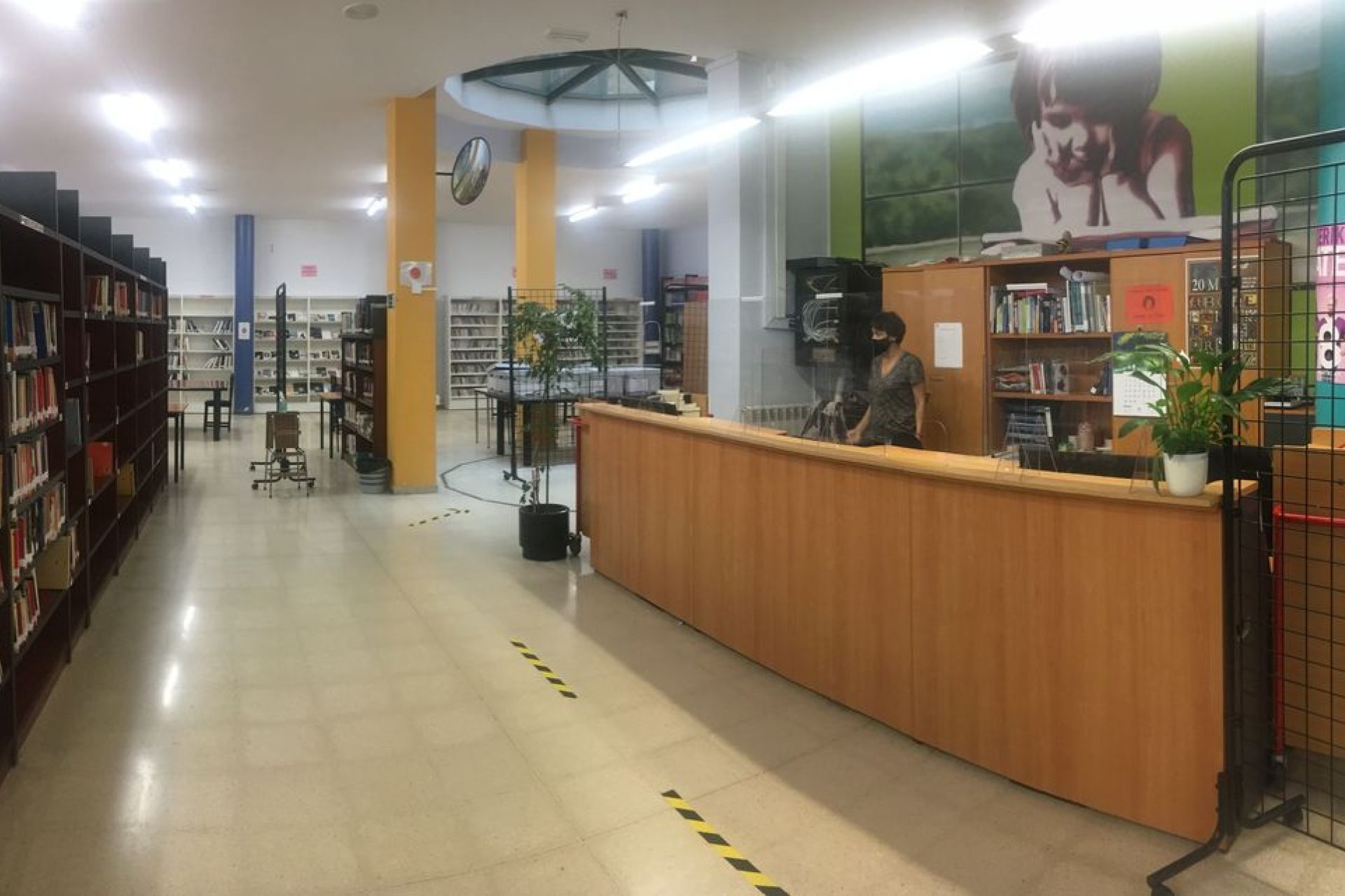 La biblioteca municipal posibilita realizar consultas limitando el aforo