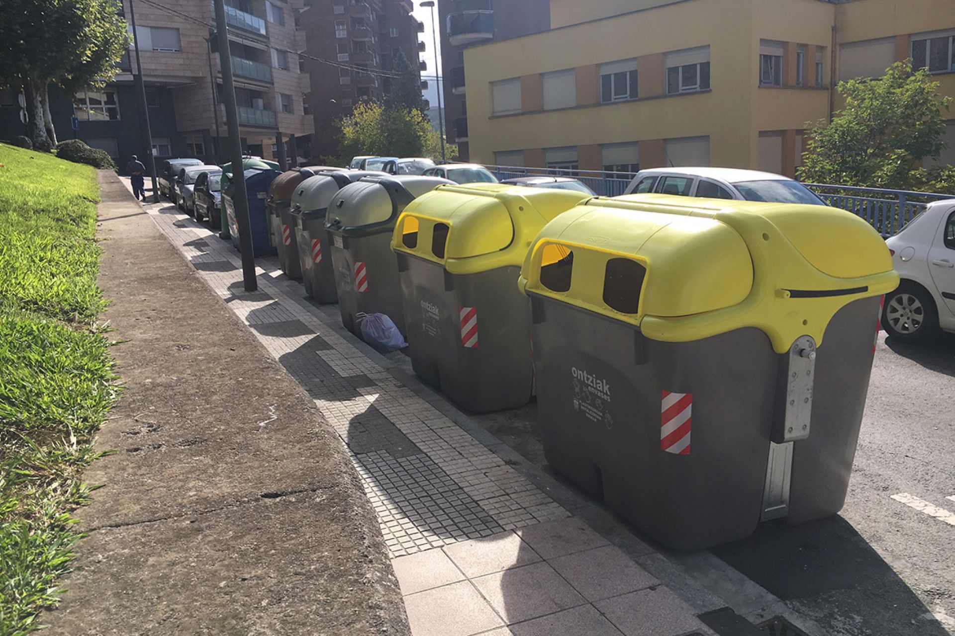 Edukiontzi hori berriak kokatu dira zaharren ordez