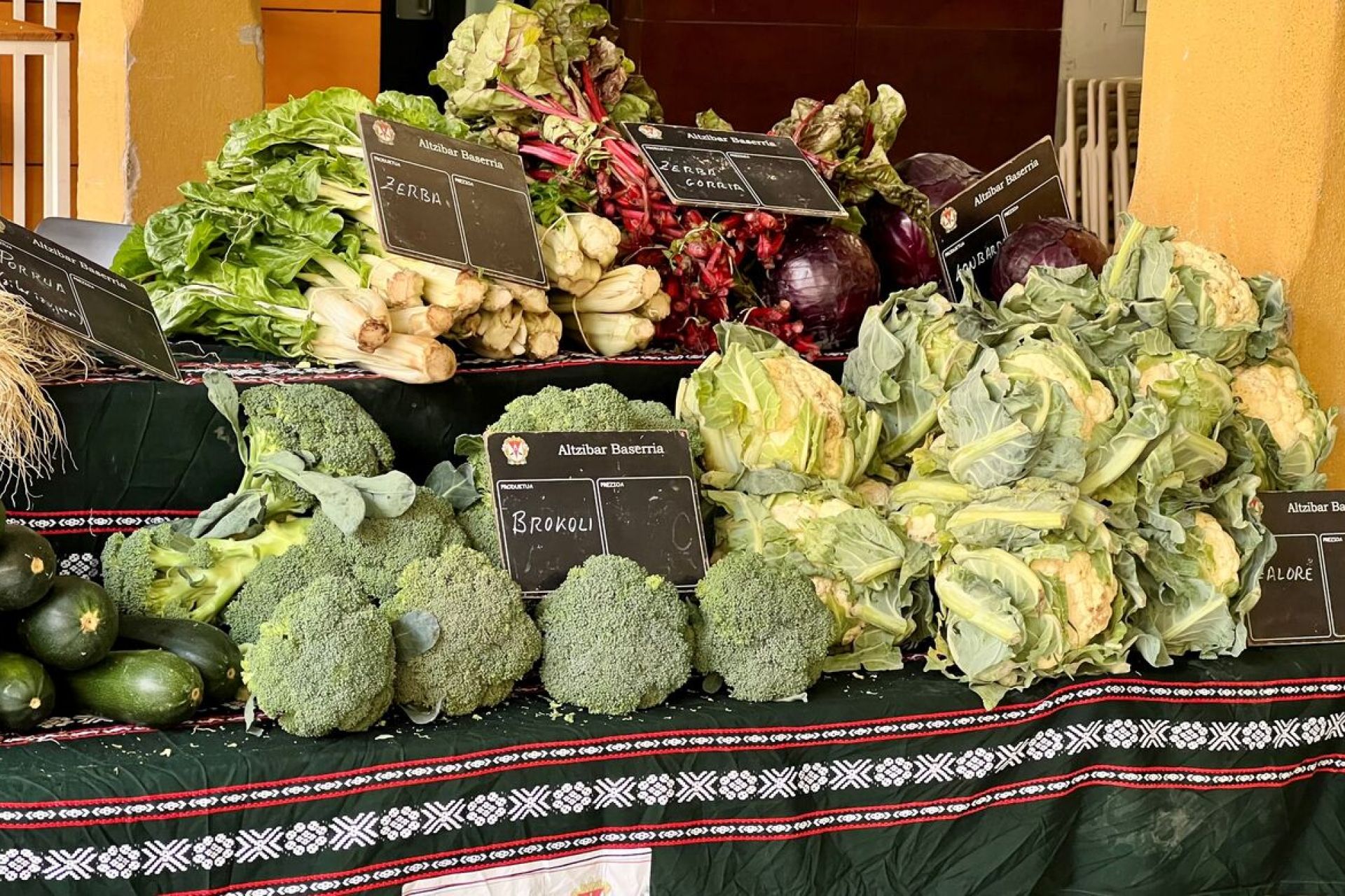 Col de Bruselas, col y ajo fresco novedades en el mercado de este sábado