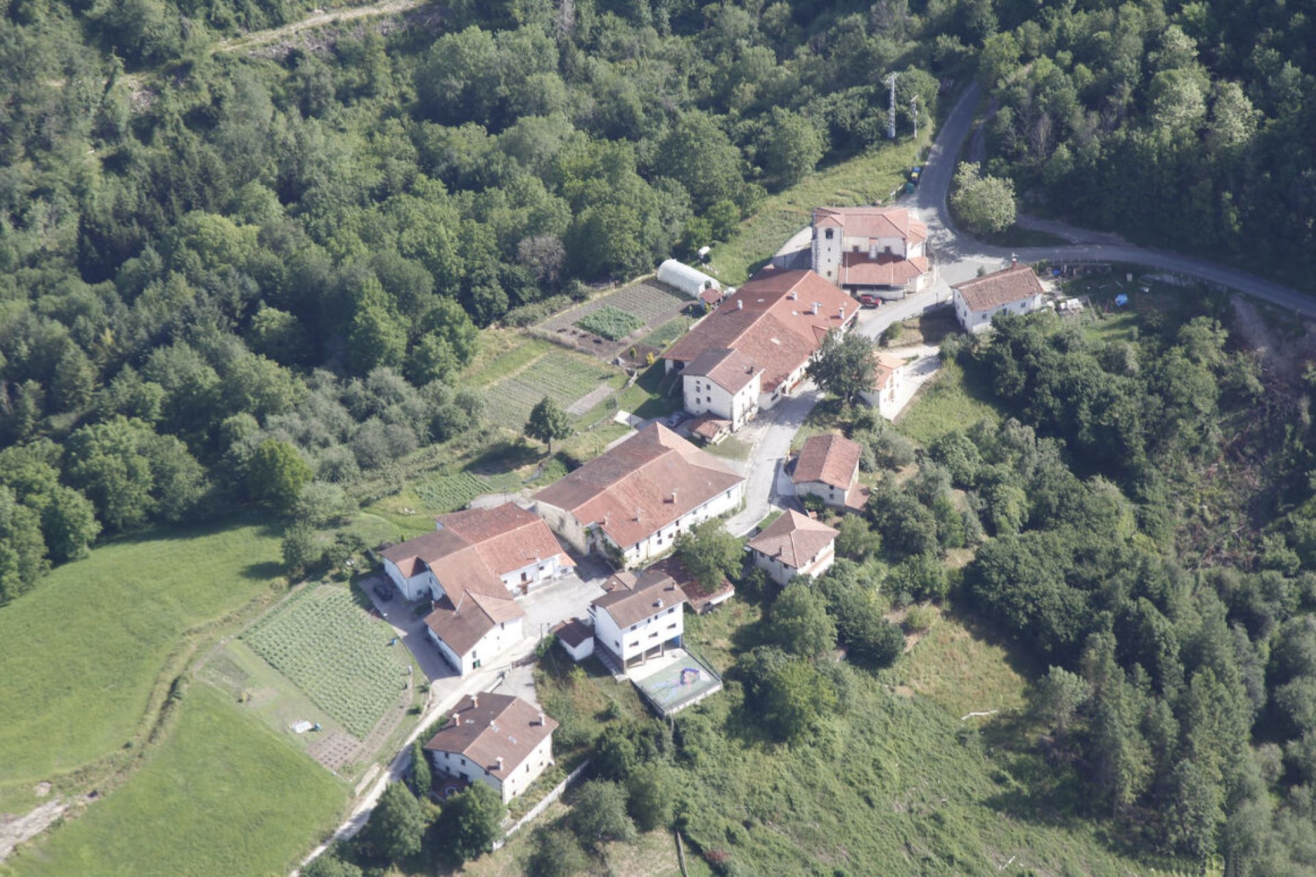 En marcha los procesos de construcción de la red de saneamiento en Garín y el parque fotovoltaico en Sasieta