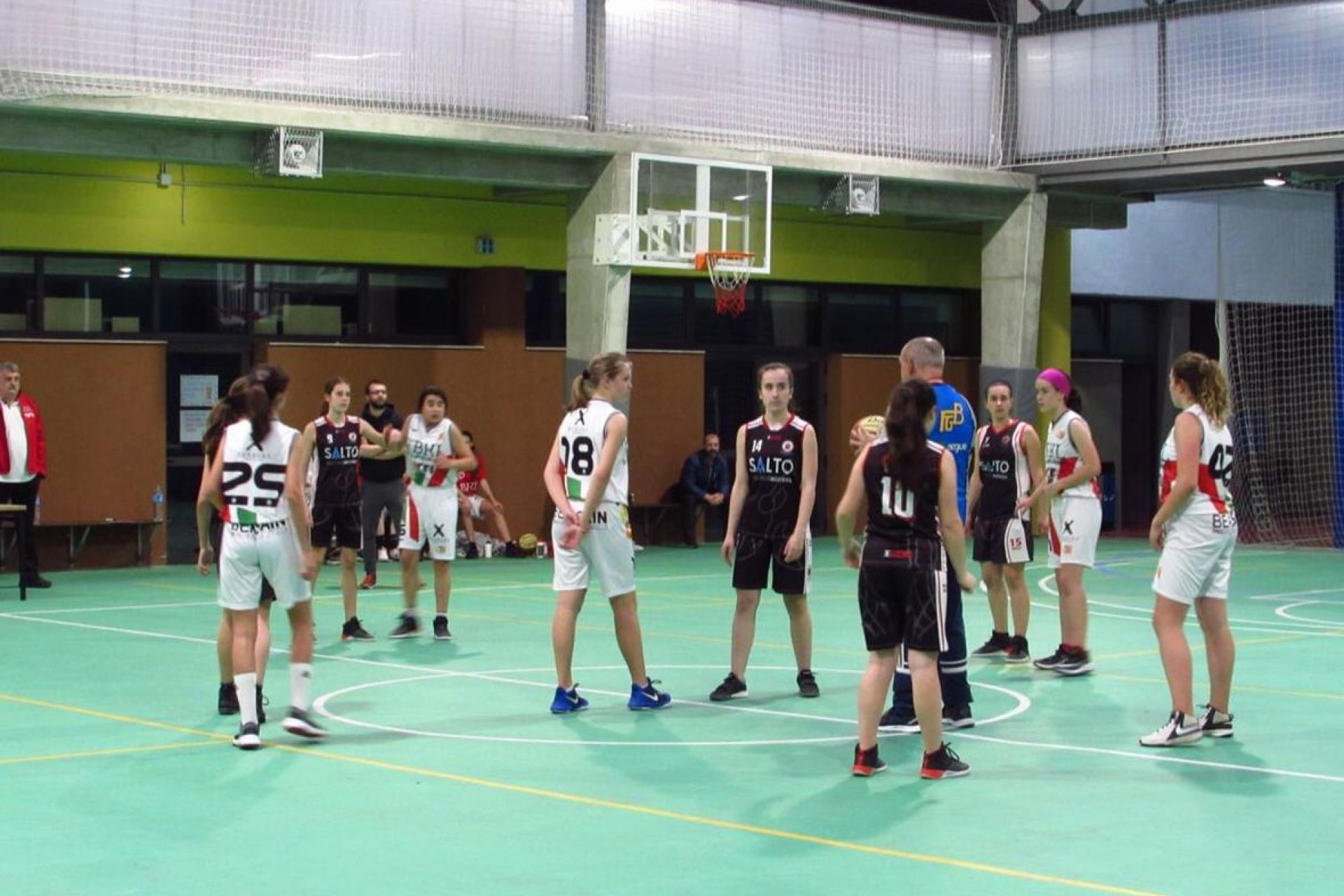 Vuelven los partidos oficiales de baloncesto al colegio La Salle