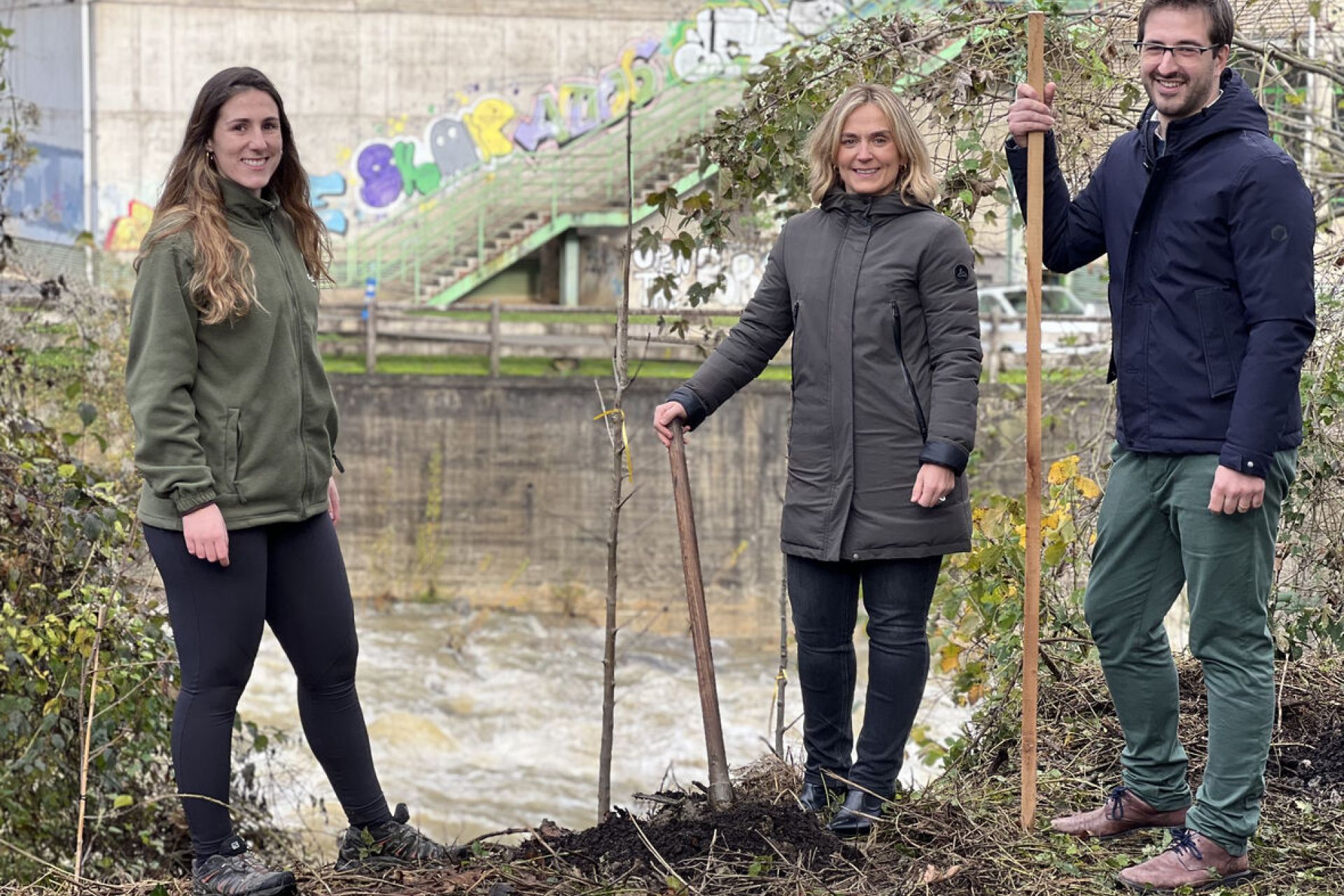 El Ayuntamiento comienza la plantación para recuperar el bosque de ribera en las regatas de Beasain